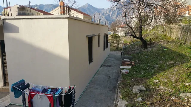 Zum Verkauf steht ein Haus mit großem Grundstück in Dobrota,